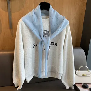 Vue détaillée d'un châle en laine tricoté sur un sweat de l'université Northwestern