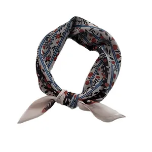 Carré de cou doux en coton mélangé avec motif de baies pour femmes accessoire de mode chic