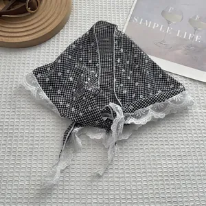 Foulard triangolare vintage a fiori con pizzo bianco e motivo a quadri neri
