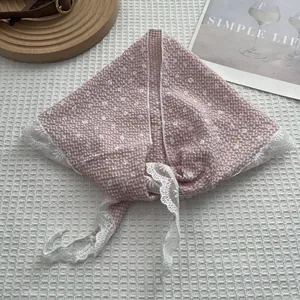 Fazzoletto a triangolo rosa a quadretti con fiori bianchi e bordo in pizzo
