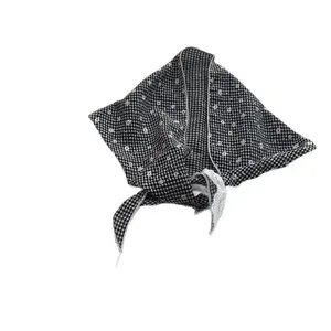Foulard a triangolo retrò a quadretti bianchi e neri con motivo floreale bianco