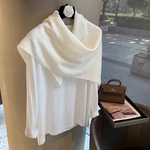 Écharpe blanche en lin ornée de strass associée à un sac à main élégant pour femme