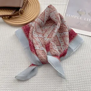Detail eines rot-blauen Baumwollschals mit Rautenmuster auf weißem Waffelhintergrund
