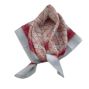 Schal im japanischen Stil mit rotem Rautenmuster und geometrischem Ethno-Druck Design