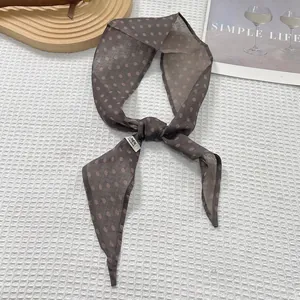 Detail van handgemaakte linnen stippensjaal met vintage patroon en gladde stiksels