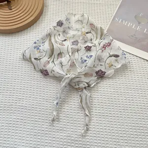 Foulard triangle en soie à imprimé floral de tulipes sur fond texturé blanc élégant