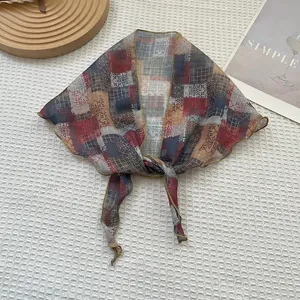 Foulard en soie triangle aux motifs floraux géométriques de style bohème