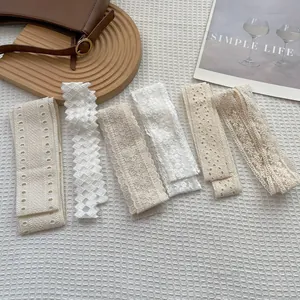 Set di eleganti sciarpe in pizzo bianco con ricami floreali e vari motivi traforati