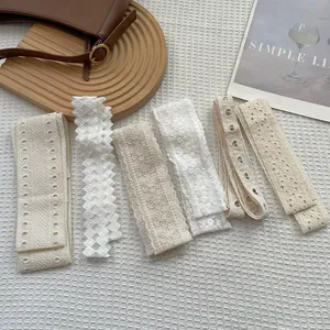 Set di nastri in pizzo bianco con ricamo floreale e motivi a rete per decoro fai da te