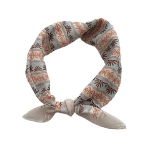 Petit foulard en soie de style champêtre français avec motif bohème sur fond blanc pur