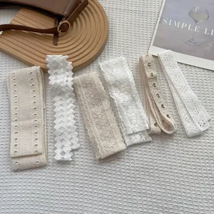 Dettaglio di vari nastri di pizzo bianco per accessori decorativi per l'abbigliamento