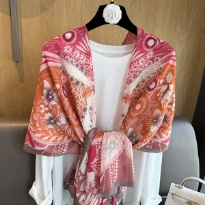 Châle floral rose léger avec pompons pour la protection solaire à la plage