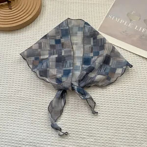 Gros plan d'un foulard géométrique bleu avec bords ondulés sur une texture gaufrée