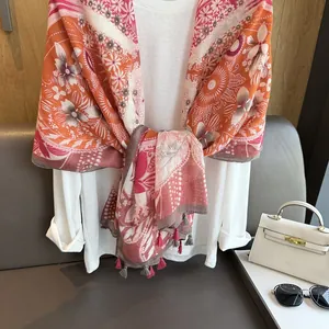 Écharpe florale rose et orange avec pompons pour les vacances à la plage et le soleil