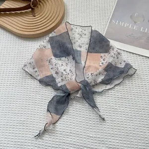 Retro bandana met bloemen en paisley in grijs en roze met delicate golfranden
