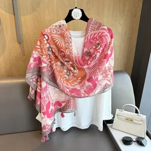 Châle floral rose élégant avec franges en soie pour protection solaire et plage été