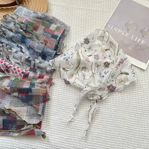Foulards triangulaires en soie avec motifs floraux, carreaux et pois et bords à volants