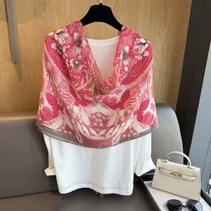 Vue détaillée du motif floral rose élégant sur une écharpe légère en soie de mousseline