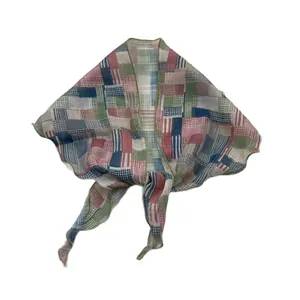 Élégant foulard triangulaire semi-transparent avec motifs géométriques colorés