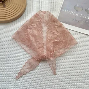 Pañuelo triangular de encaje rosa con bordado floral y bordes festoneados