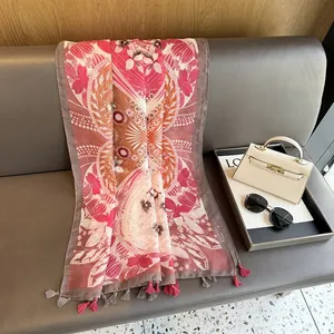 Gros plan d'une écharpe florale mandala rose avec de fines franges bicolores