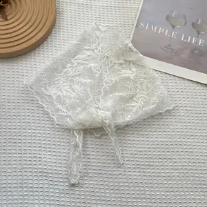 Pañuelo triangular de encaje blanco con bordado floral y bordes festoneados elegantes