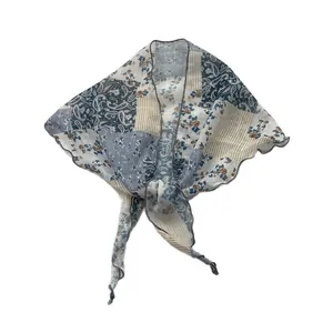 Lichtgewicht zijden sjaal met blauwe paisley en beige vintage bloemenprint