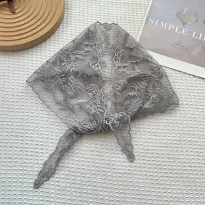 Pañuelo triangular de encaje gris con bordado floral y textura de malla fina
