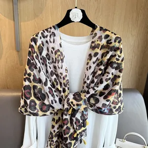 Sciarpa leopardata da donna con eleganti nappe gialle e morbida consistenza in chiffon