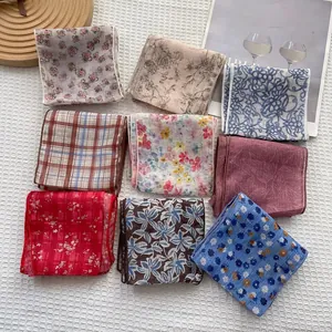 Collezione di foulard in seta a fiori per donna con nove diversi motivi in stile rurale