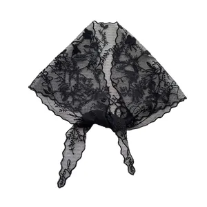 Elegante pañuelo triangular de encaje negro con bordado floral y tirantes