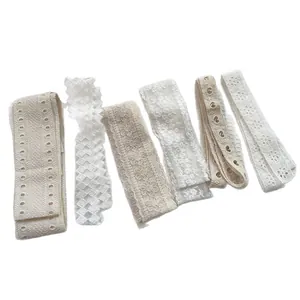 Set di nastri in pizzo bianco elegante con vari ricami floreali e trame retrò di classe