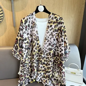 Dettaglio dello scialle leggero in chiffon con stampa leopardata su t-shirt bianca