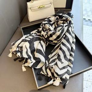 Detailansicht eines Zebrastreifen-Schals mit Quasten und modischen Accessoires