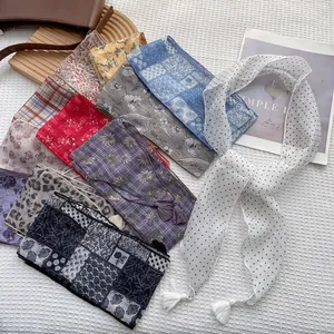 Set di foulard in seta floreale pastello con pois e nappe per capelli e collo