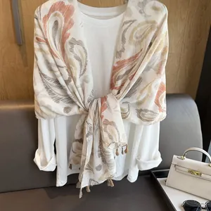 Écharpe en soie fine style ethnique avec motif paisley bohème et petits glands doux