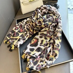 Dettaglio sciarpa leopardata con nappe, scialle da spiaggia e accessori di lusso
