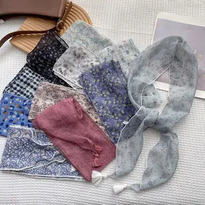 Collezione di foulard in seta a fiori con nappe su sfondo di tessuto a nido d'ape