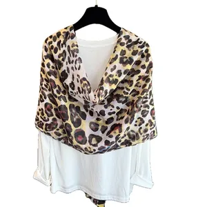 Sciarpa classica leopardata da donna in tessuto leggero effetto seta morbida