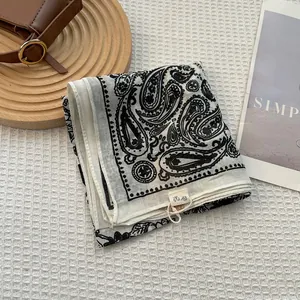 Μαντήλι από φυσική ραμί με σχέδιο λαχούρι σε άσπρο και μαύρο με ετικέτα μάρκας