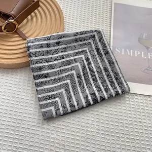 Pañuelo de seda retro con patrón paisley en blanco y negro con rayas geométricas