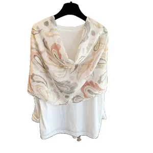 Haut blanc à manches longues bohème avec superposition de foulard à motif paisley