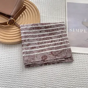 Pañuelo cuadrado retro marrón con estampado paisley para mujer y diseño bohemio