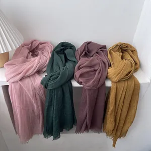 Bufandas ligeras de algodón y lino en colores lisos con textura plisada y flecos