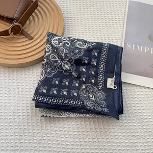 Λεπτομέρεια από σκούρο μπλε ραμί μαντήλι με σχέδιο λαχούρι σε ανάγλυφο φόντο