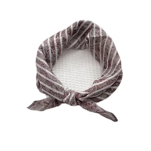 Pañuelo de seda vintage marrón y blanco con estampado de paisley y rayas verticales