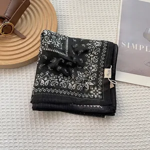 Λεπτομέρεια μαύρης μπαντάνας από ραμί με σχέδιο λαχούρι σε φόντο με ανάγλυφη υφή