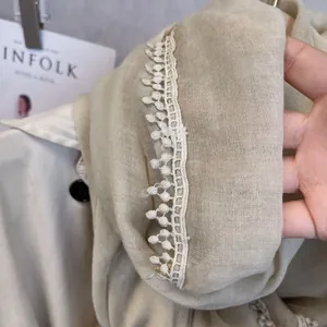 Châle d'été en coton et lin beige avec bordure délicate en dentelle à pompons blancs
