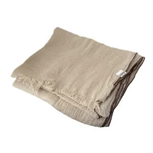 Bufanda ligera de lino beige con textura arrugada y flecos para mujer