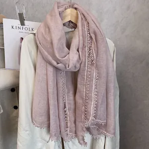 Vue détaillée de l'écharpe en coton et lin rose lotus avec dentelle au crochet